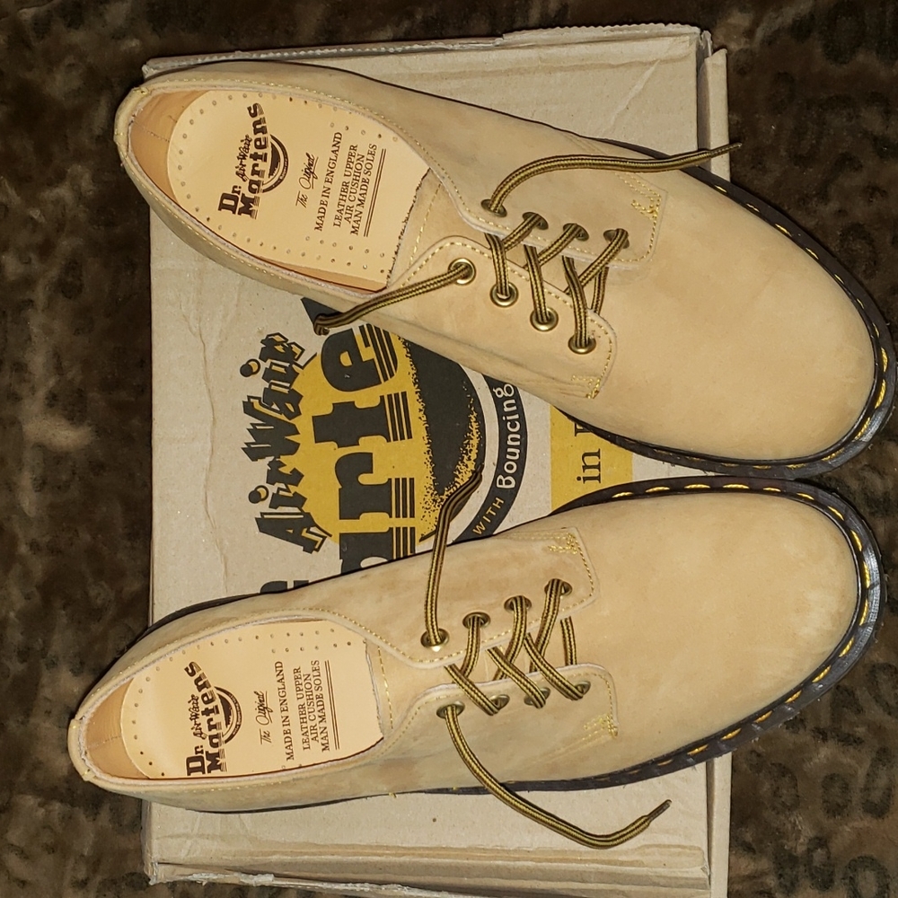 Doc Martens wheat waterbuck 4 eyelet Gibson shoe New size 9 Vintage Dr Martens